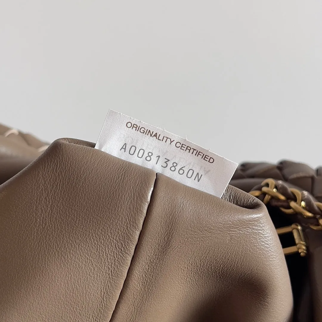 Batch 1880 BOTTEGA VENETA LAUREN 1980 small clutch bag is new! The small size that many people squat on is finally here. The self-adjustable zipper is a highlight of this bag. After being removed, it can be used as a handbag for important occasions. One bag unlocks two carrying methods at the same time. It is practical and has a unique sense of structure and beautiful lines. It is more elegant than a small cloud. It is a tribute to the classics and the pursuit of modernity. Style number: 804038 Size: 27*15*8cm